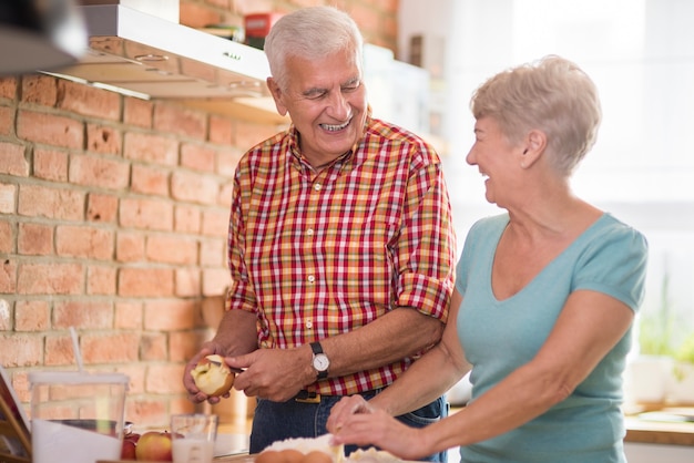 Heerlijke appeltaart gebakken door het senior huwelijk