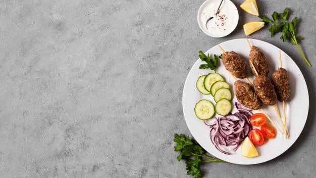 Heerlijke Arabische fastfoodspiesjes en groenten op plaat