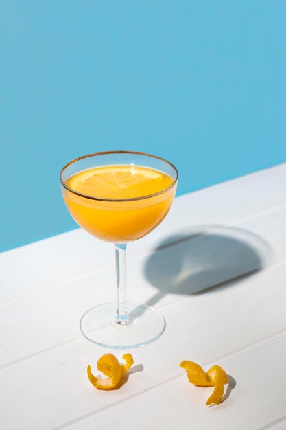 Heerlijke aromatische cocktail klaar om te worden geserveerd