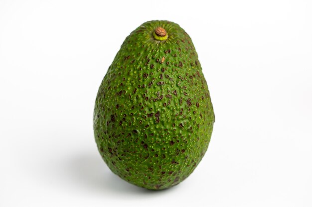 Heerlijke avocado geïsoleerd op een witte achtergrond