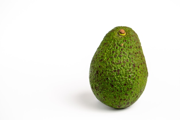 Heerlijke avocado geïsoleerd op een witte ondergrond