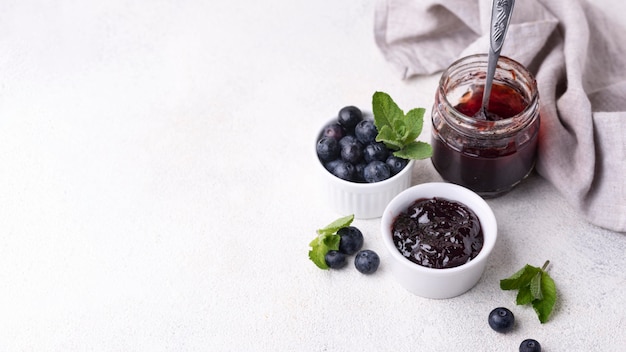 Heerlijke bosbessenjam met kopie-ruimte