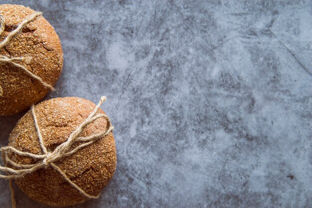 Heerlijke broodjes op de tafel bovenaanzicht