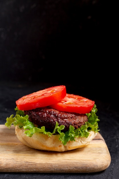 Heerlijke burger met tomaten