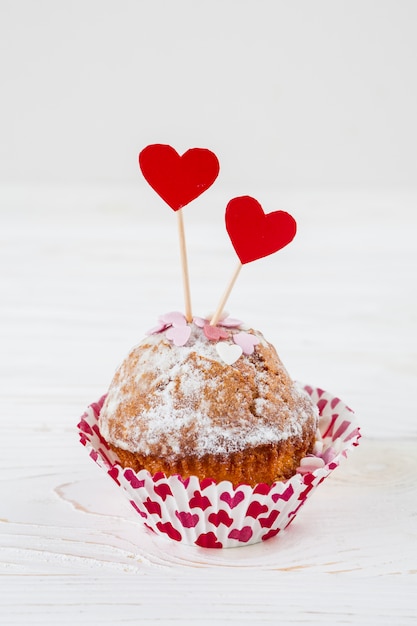 Gratis foto heerlijke cake met rode harten op stokken