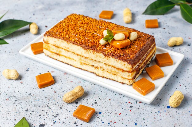 Heerlijke cake van karamel en pinda met pinda's en karamelsuikergoed