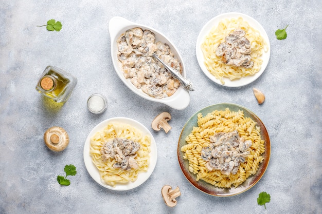 Heerlijke champignons en kip pasta, bovenaanzicht