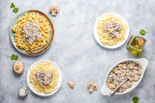 Heerlijke champignons en kip pasta, bovenaanzicht