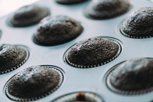 Heerlijke chocolade cupcakes in tin