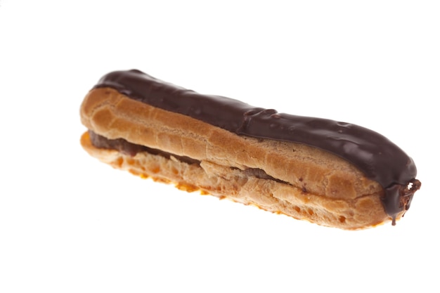 Heerlijke chocolade eclaire geïsoleerd op witte achtergrond. Zoet dessert