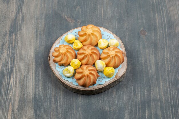 Heerlijke chocoladekoekjes met geel suikergoed