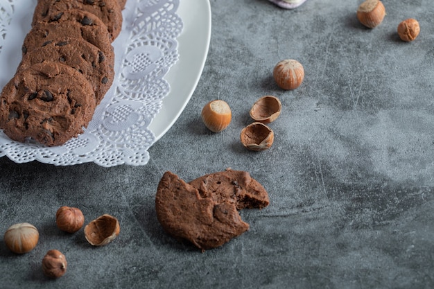 Heerlijke chocoladekoekjes op wit servet.