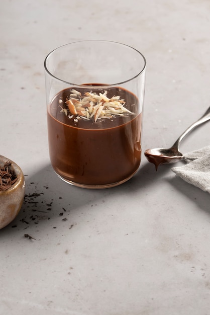 Gratis foto heerlijke chocoladepudding met amandelen