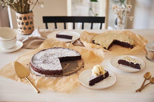 Heerlijke chocoladetaart met slagroom op een witte tafel gepresenteerd met esthetische details