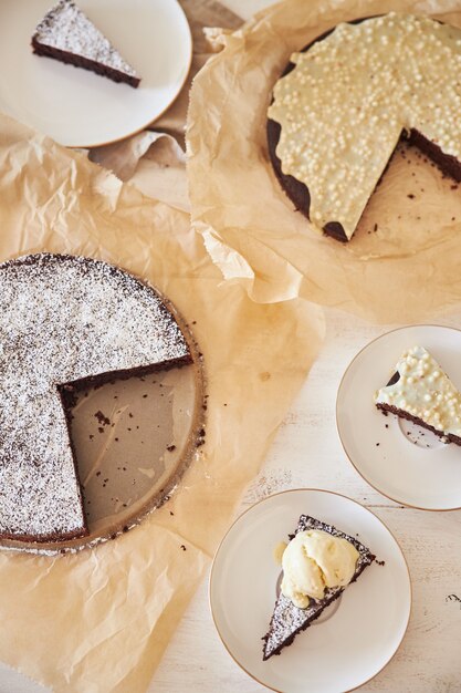 Heerlijke chocoladetaart met slagroom op een witte tafel gepresenteerd met esthetische details