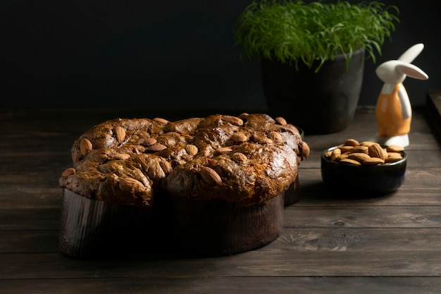 Gratis foto heerlijke colomba met chocolade en amandelen