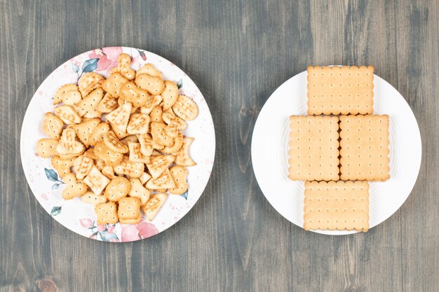 Heerlijke crackers en koekjes op witte platen. Hoge kwaliteit foto