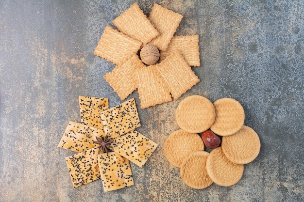 Heerlijke crackers met noot en steranijs op marmeren achtergrond. Hoge kwaliteit foto