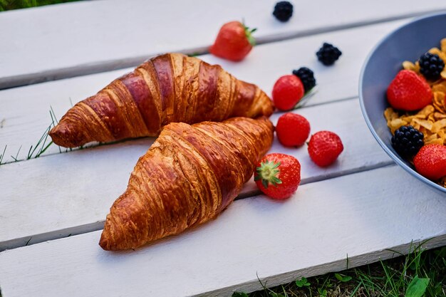 Heerlijke croissant met aardbei. Afbeelding close-up