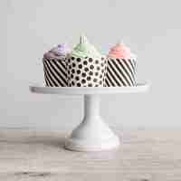 Gratis foto heerlijke cupcake op display