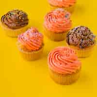 Gratis foto heerlijke cupcakes met slagroom en sprinkles