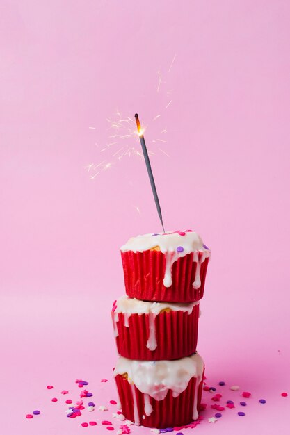 Heerlijke cupcakes op tafel voor verjaardagsfeestje