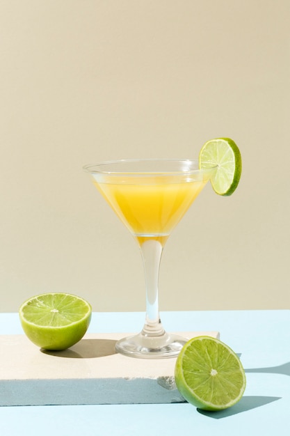 Heerlijke daiquiri-cocktail met schijfje limoen
