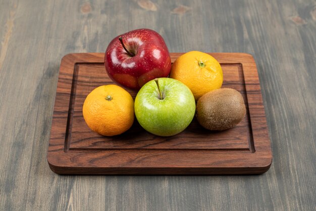 Heerlijke diverse vruchten op een houten tafel. Hoge kwaliteit foto