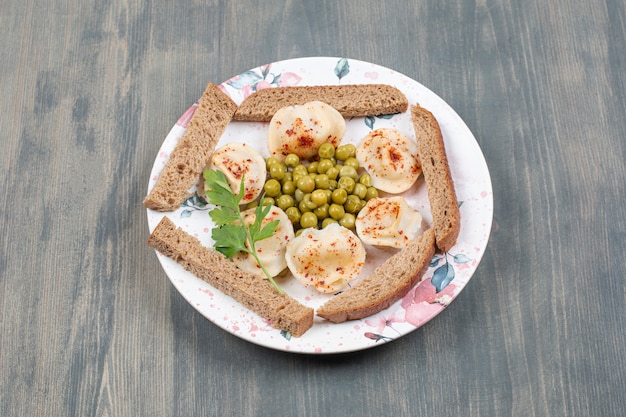 Heerlijke dumplings met erwten en rode peper