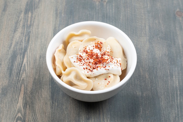 Heerlijke dumplings met rode peper in een witte kom