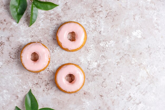 Heerlijke eenvoudige donuts, bovenaanzicht