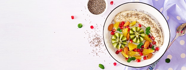 Heerlijke en gezonde chia pudding met banaan, kiwi en chia zaden.