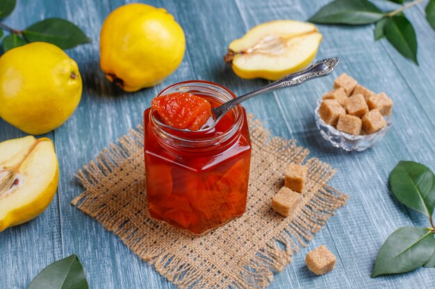 Heerlijke en gezonde zelfgemaakte kweepeerjam in glas, bovenaanzicht