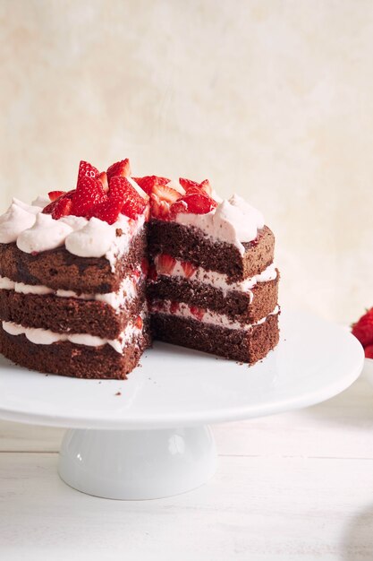 Heerlijke en zoete cake met aardbeien en baiser op een bord