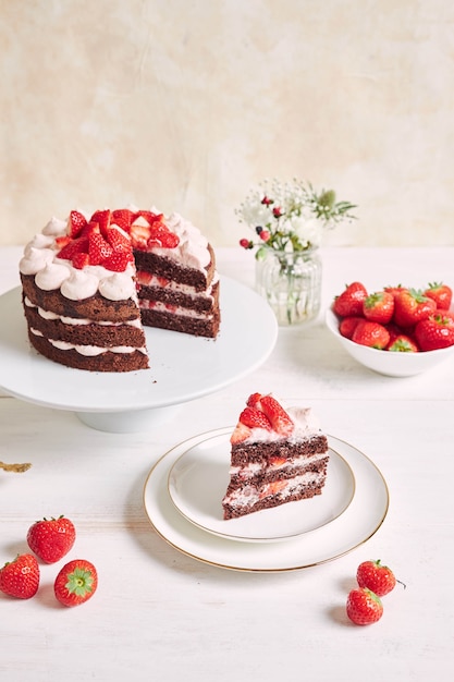 Heerlijke en zoete cake met aardbeien en baiser op een bord