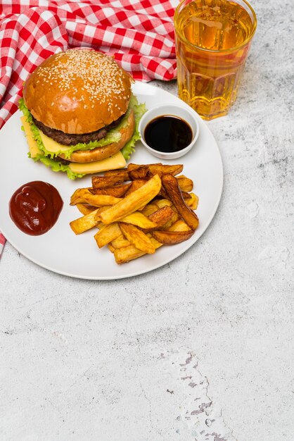 Heerlijke fastfoodmaaltijd op grijze lijst