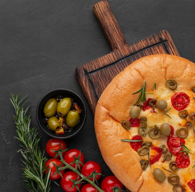 Heerlijke foccacia en ingrediënten bovenaanzicht