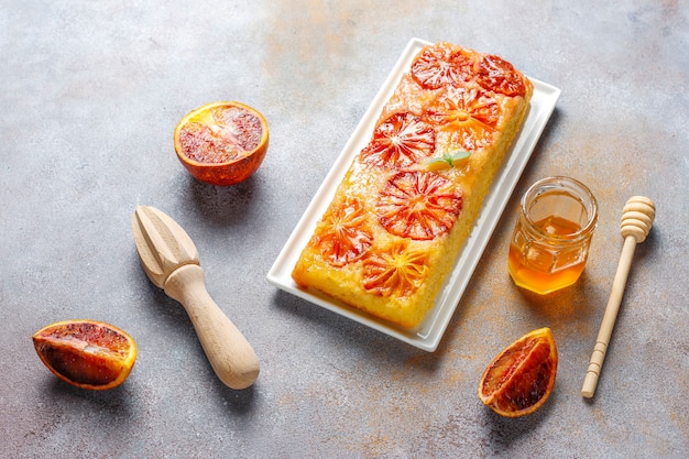 Heerlijke franse dessert scherpe tatin met bloedsinaasappel