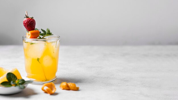 Heerlijke fruitige cocktail met kopie ruimte