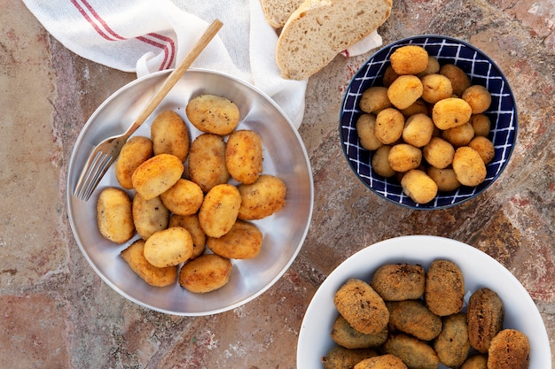 Gratis foto heerlijke gefrituurde kroket samenstelling