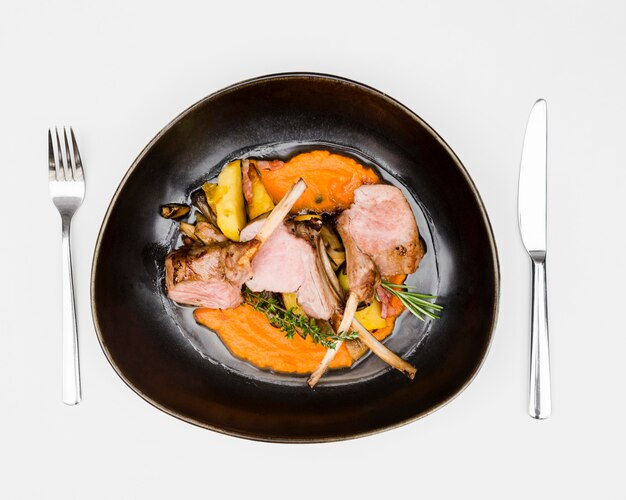 Heerlijke gegrilde lamsribben plat liggen