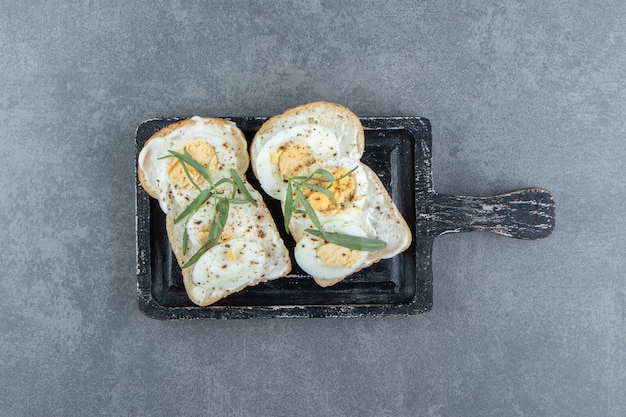 Heerlijke gekookte eieren op toastbrood.