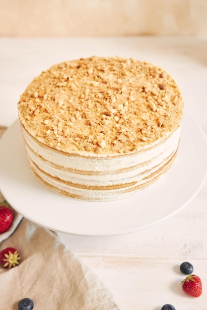 Heerlijke gelaagde cake met een kruimel topping op een dienblad op tafel met bessen erop