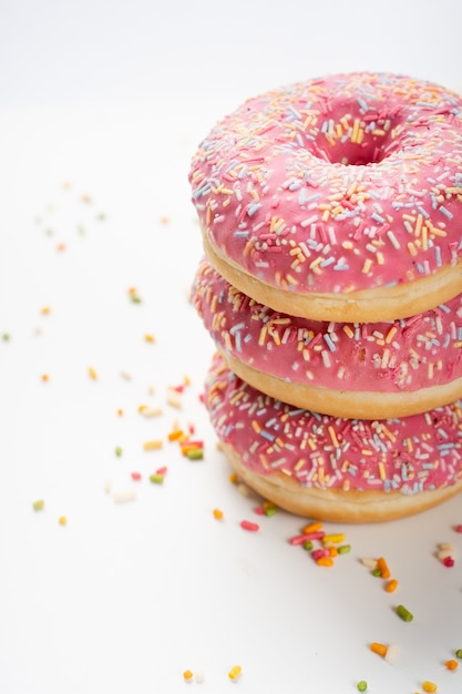 Heerlijke gestapelde donuts met beglazing en hagelslag