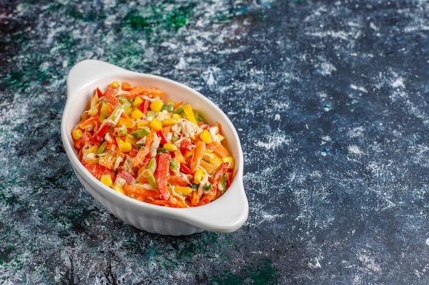 Heerlijke gezonde paprika salade met kip, bovenaanzicht