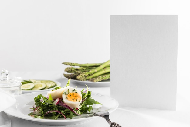 Heerlijke gezonde salade op een witte plaat-samenstelling