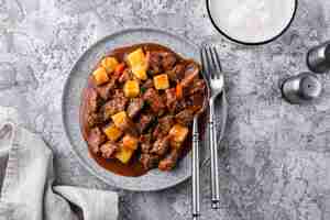 Gratis foto heerlijke goulash klaar voor het avondeten