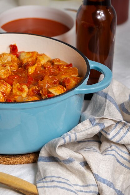 Heerlijke goulash op tafel hoge hoek