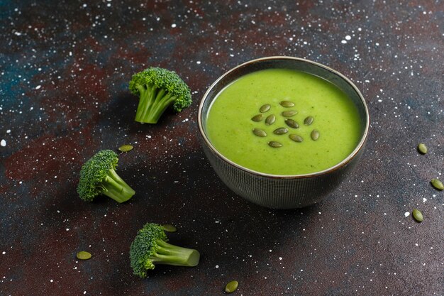 Heerlijke groene zelfgemaakte broccoliroomsoep.