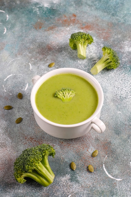 Gratis foto heerlijke groene zelfgemaakte broccoliroomsoep.